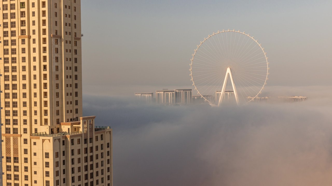 Auf diesem beeindruckendem Foto siehst du das größte Riesenrad der Welt im Morgennebel. 
