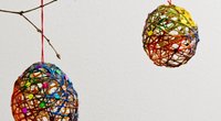 Weihnachtskugeln basteln: Bunten Weihnachtsbaum­schmuck selber machen