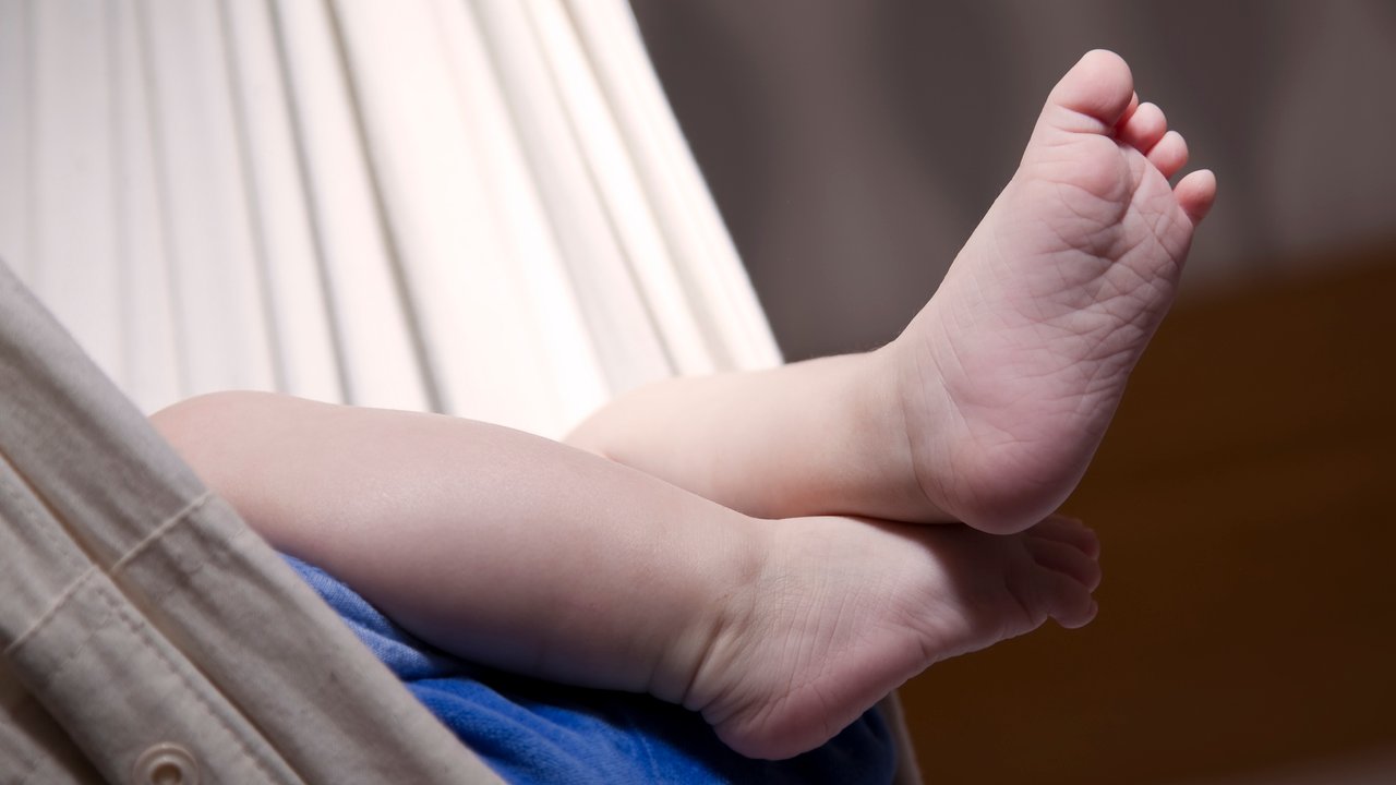 In den ersten Lebensmonaten gibt es für Babys kaum etwas Besseres als die Federwiege.