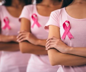 Brustkrebs Anzeichen: Diese Symptome können auf einen Tumor hindeuten