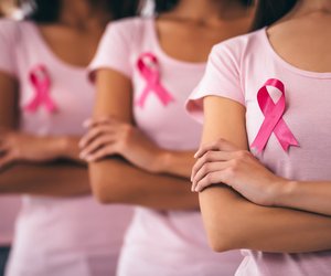 Brustkrebs Anzeichen: Diese Symptome können auf einen Tumor hindeuten