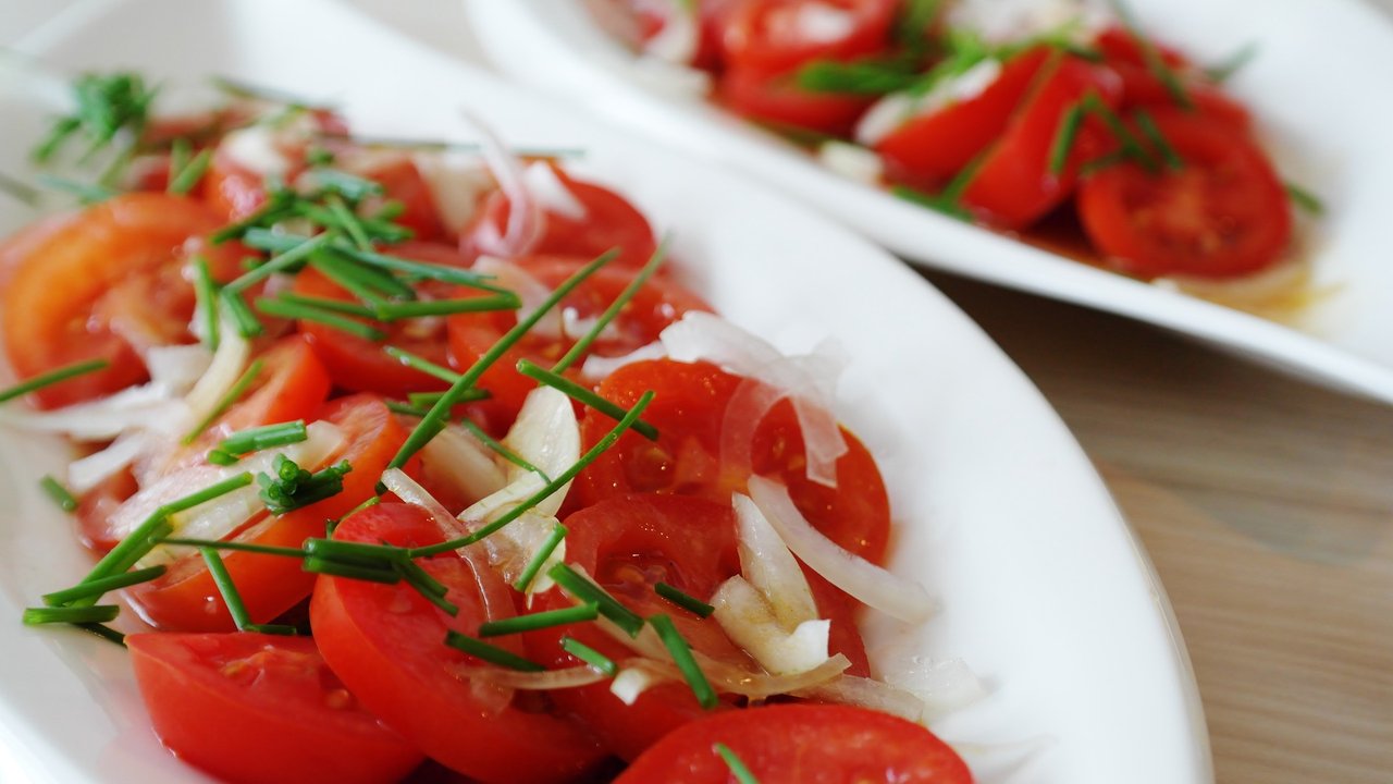 Tomatensalat passt als Beilage zu vielen Gerichten.