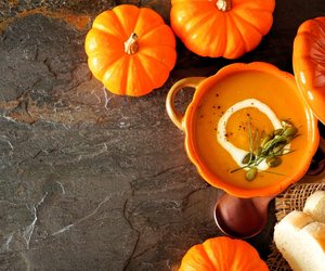 Herbstliches Highlight: Der Kürbis-Gusseisentopf von Amazon für Suppenliebhaber