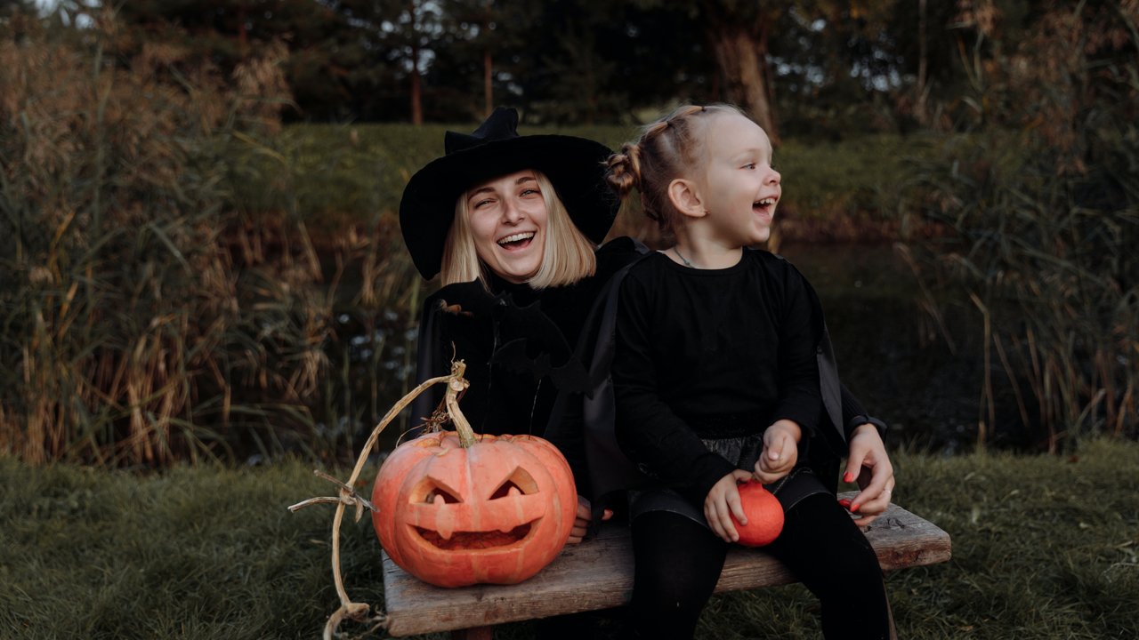 Halloween Party Kinder: Mama und Kind in Hexenkostüm