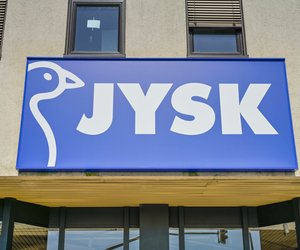 Schick und platzsparend: Der stapelbare Gartenstuhl von Jysk schafft Gemütlichkeit