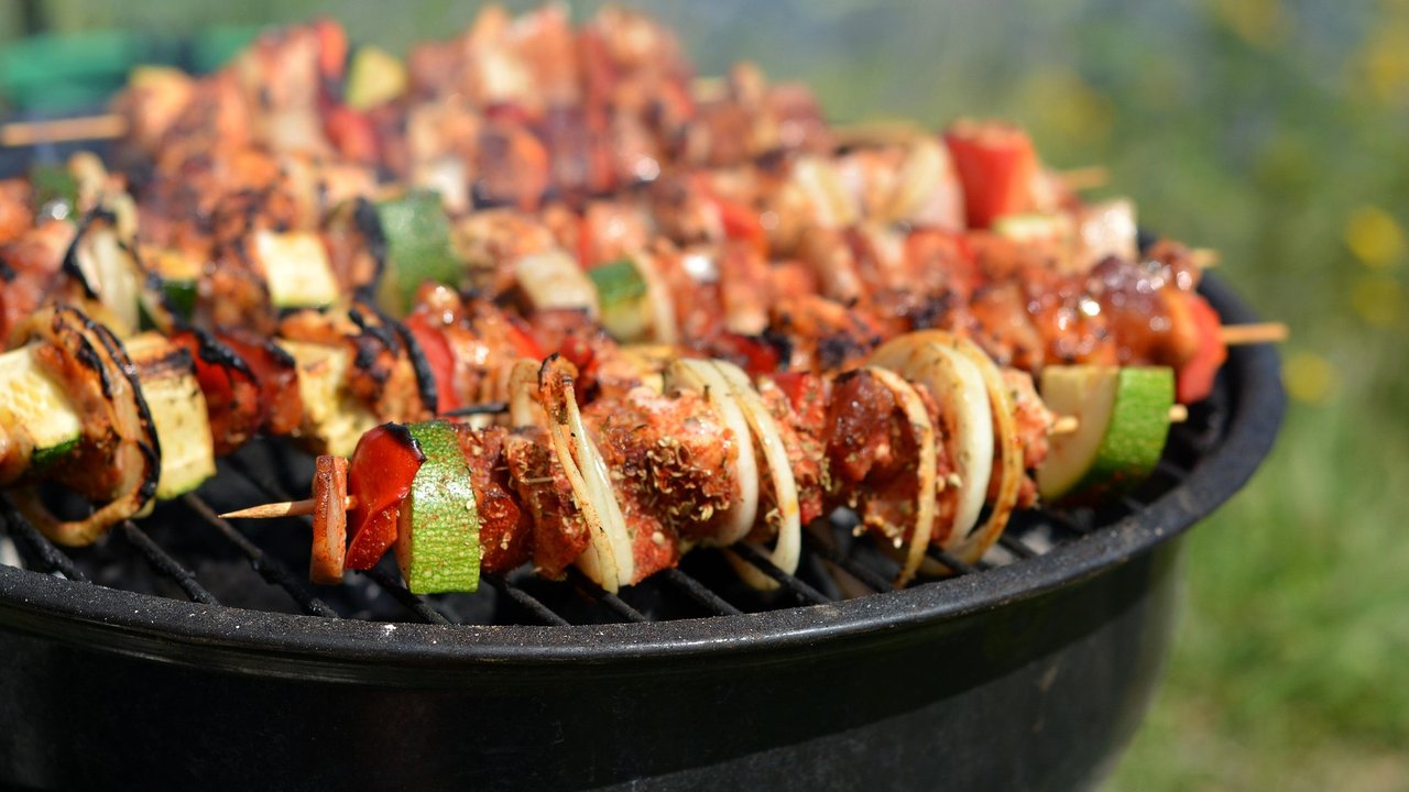 Diese leckeren Spieße warten nur auf das Amazon-Grillbesteck. 