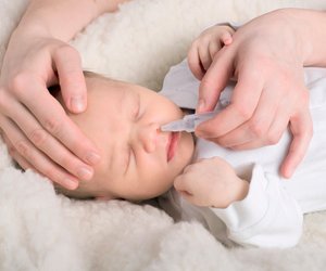 Nasentropfen für Babys: Warum manche leider nicht ganz ungefährlich sind