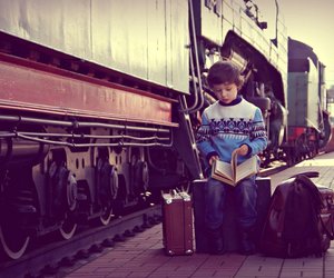 Dürfen Kinder allein Zug fahren? Das sollten Eltern wissen