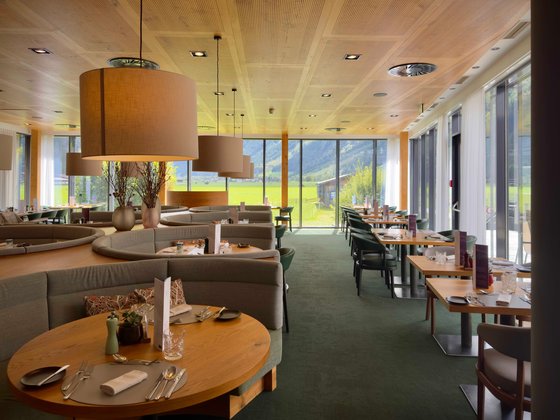 Ötztal mit Kindern: Der Speisesaal des Aqua Dome Hotel ist gemütlich und es wird extra für Kinder eingedeckt.