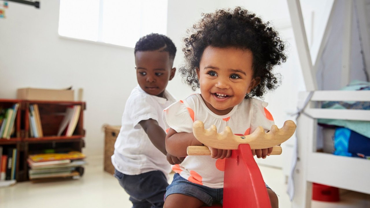 Phasen der Spielentwicklung: Kleinkinder spielen und lachen