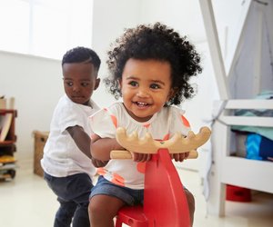 Phasen der Spielentwicklung: Wie wir Eltern die verschiedenen Spielarten unserer Kinder unterstützen