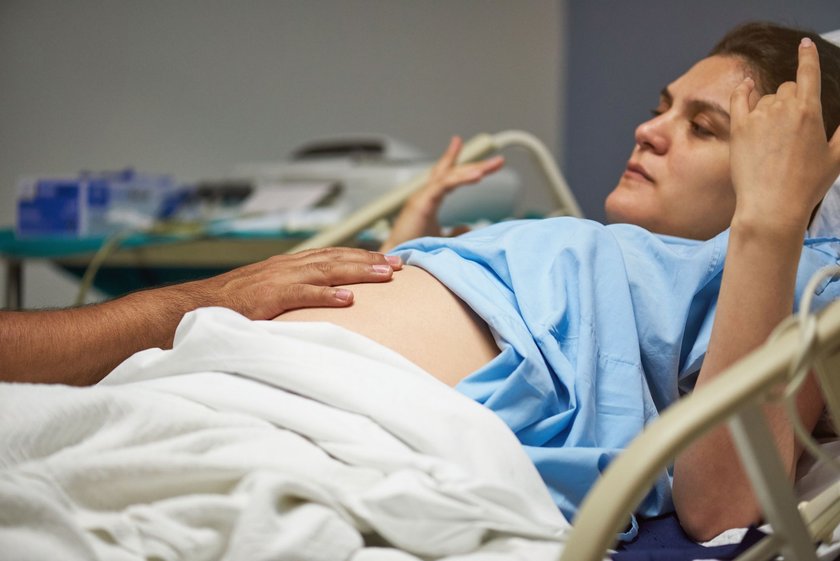 Schwangere im Krankenhausbett