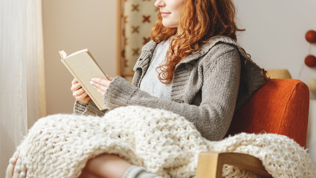 Mit Buch, Lesesitzkissen und einer Tasse Tee wird es gemütlich.