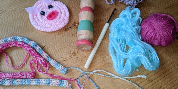 Familienbasteln leicht gemacht: Strickliesl-Ideen für kreative Köpfe