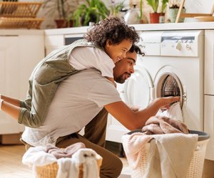 So oft gehören Geschirrtücher wirklich in die Waschmaschine