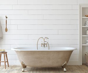 Badewanne reinigen: Mit diesen Hausmitteln klappt's