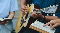 Tauflieder: Die Top-25 der kirchlichen & modernen Lieder für die Taufe
