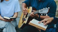 Tauflieder: Die Top-25 der kirchlichen & modernen Lieder für die Taufe