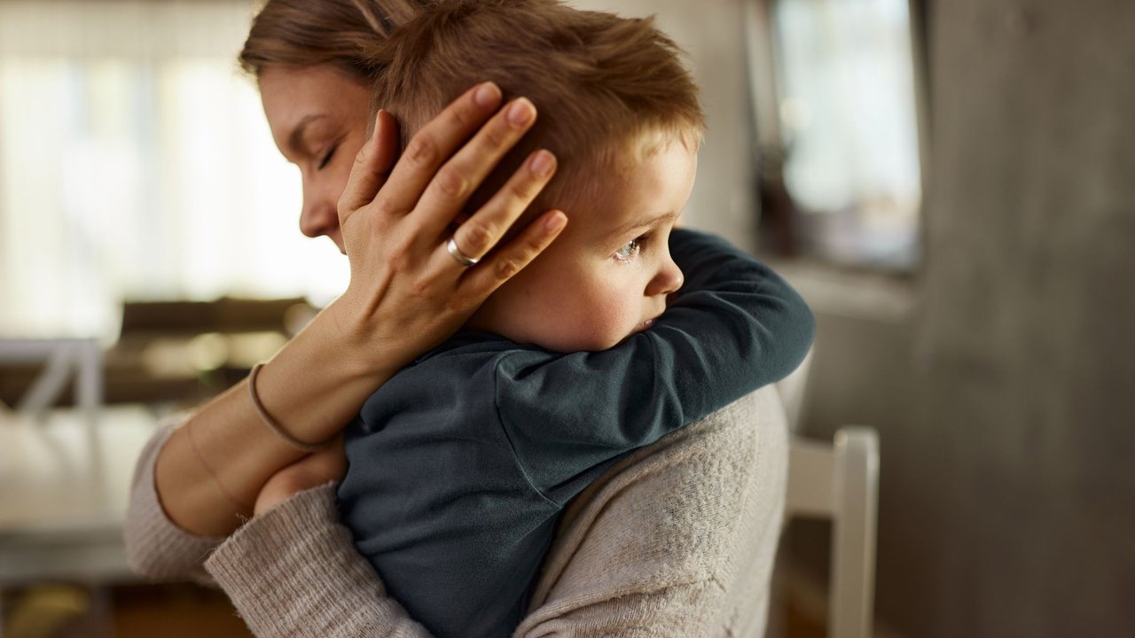 Erziehungsfehler Schlagen: Mutter tröstet ihr Kind, nachdem sie ihm einen Klaps gegeben hat
