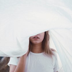 Wenn Gefühle auf der Strecke bleiben: Warum diese 3 Sternzeichen ihre Emotionen verbergen