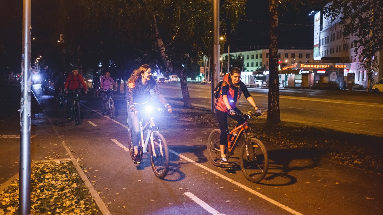 Fahrradbeleuchtung-Test - Personen fahren Fahrrad