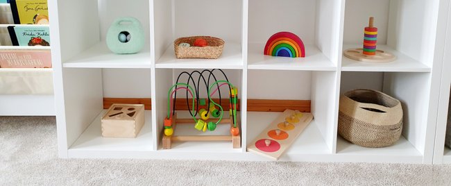 "Lassen sich genial umfunktionieren": 17 IKEA-Stücke, die wir als Montessori-Möbel benutzen