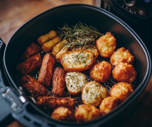 Airfryer&#x2011;Snacks&#x20;aus&#x20;aller&#x20;Welt&#x3A;&#x20;Diese&#x20;7&#x20;Rezepte&#x20;musst&#x20;du&#x20;sofort&#x20;ausprobieren