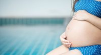 Baden in der Schwangerschaft: Schwimmbad, See und Badewanne mit Babybauch