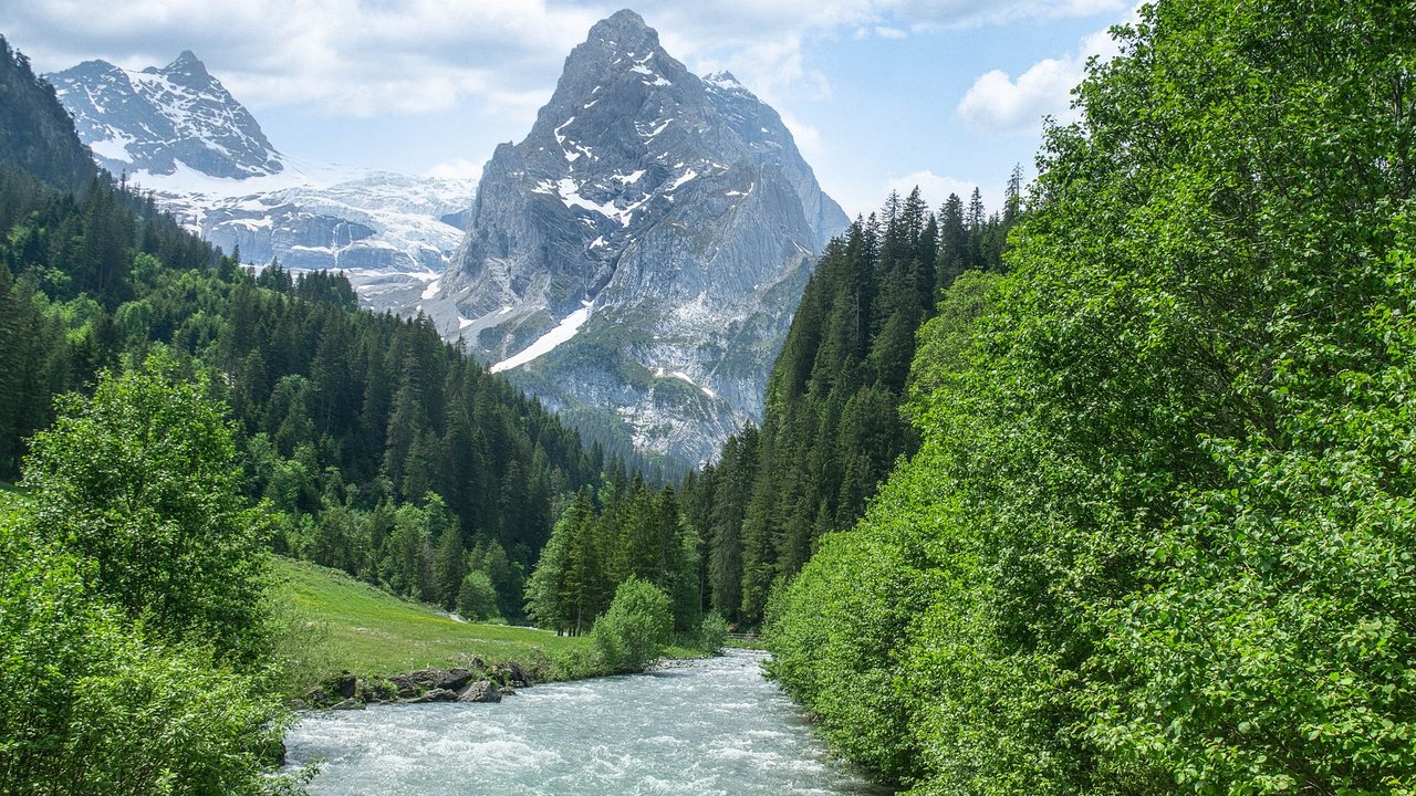 Flüsse führen oft durch schöne Landschaften. 