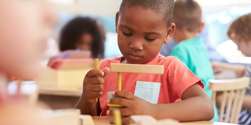 Montessori Schule: Vorteile, Kosten und wo ihr alternative Schulen findet