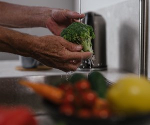Brokkoli waschen: So befreist du das Gemüse von Schadstoffen