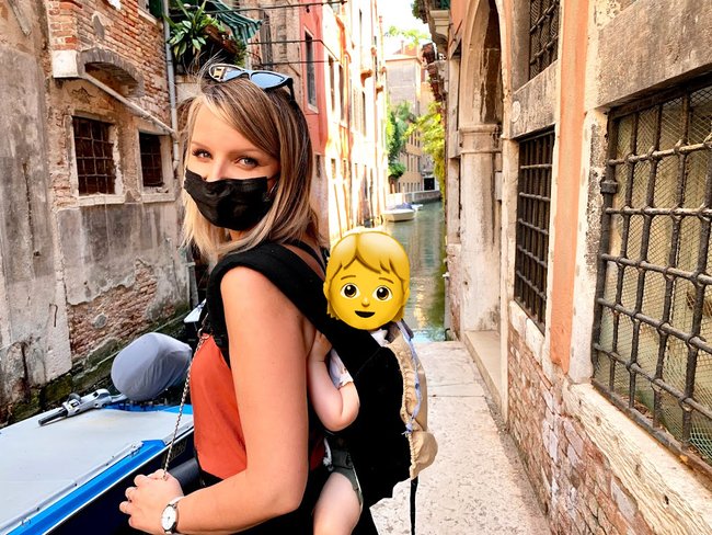 Mit Gesichtsmaske in Venedig