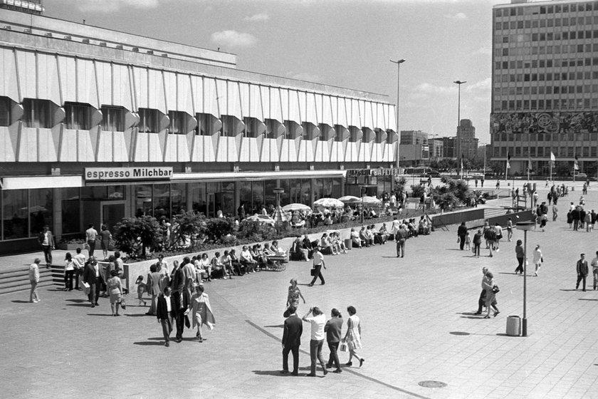 Passanten am Alexanderplatz in Berlin vor der Espresso Milchbar