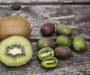 Mini-Kiwi: Mit diesem simplen Trick isst du die Frucht richtig