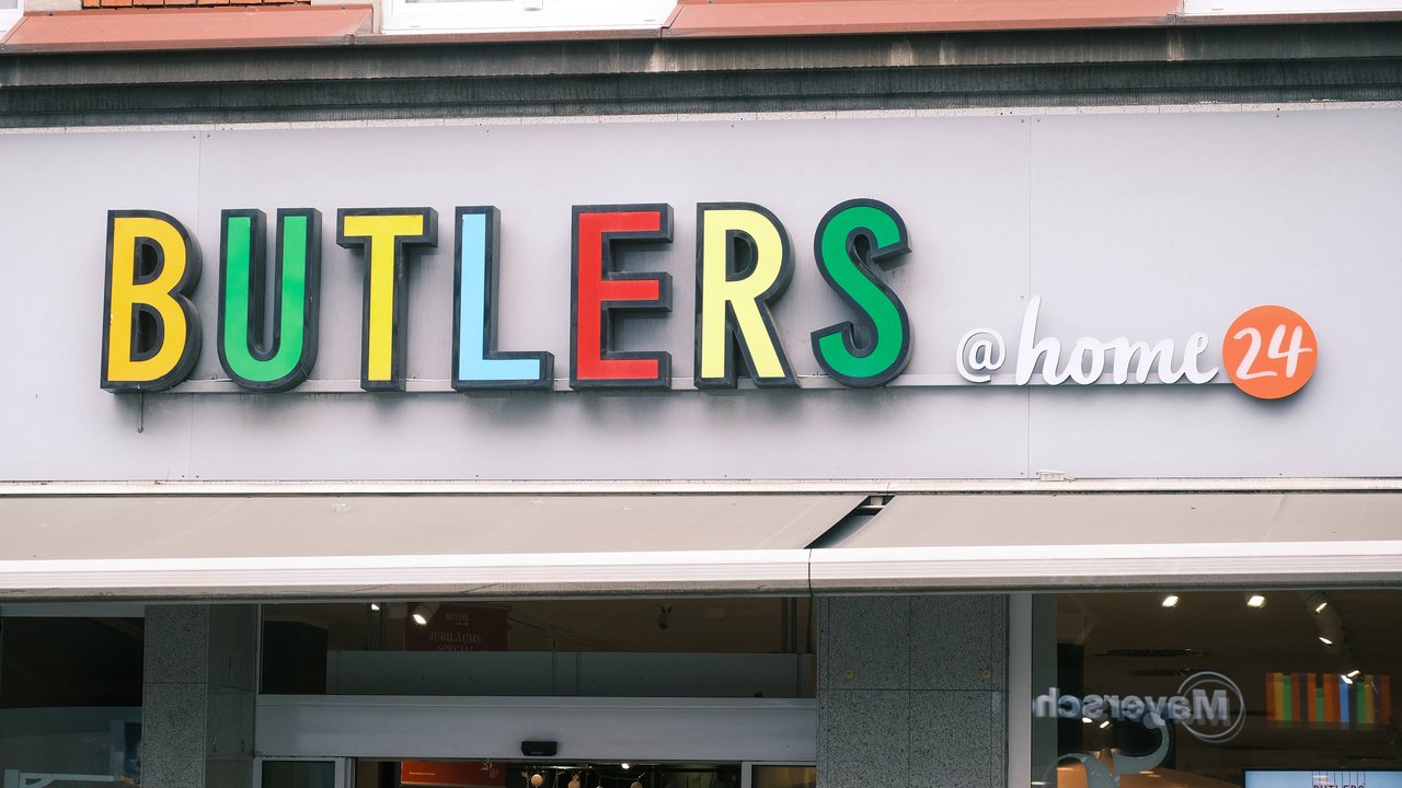 Mit dieser Etagere von Butlers lädst du stilvoll zum Probieren deiner leckeren Snacks ein.