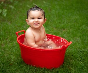 Ice Ice Baby: Mit diesen Tricks übersteht euer Baby die Sommerhitze besser