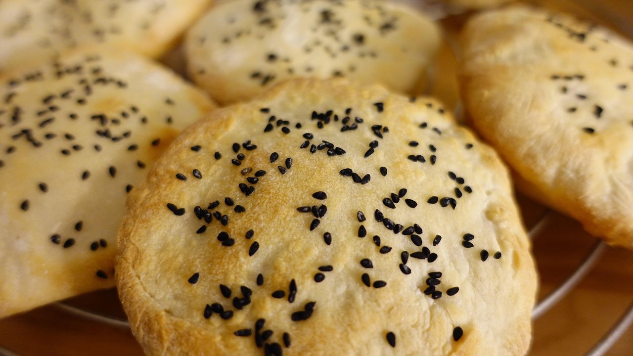 Schwarzkümmelsamen wird häufig auf Fladenbrot gestreut.