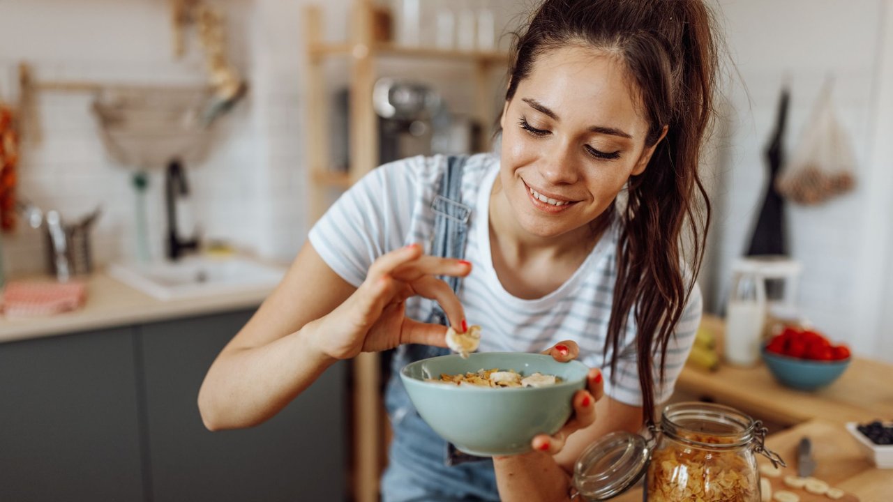 Verdauungsfördernde Lebensmittel: Frau bereitet ihr Frühstück vor