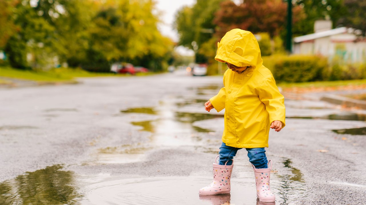 Bei Amazon gibt es tolle Regenschirme für Kinder.