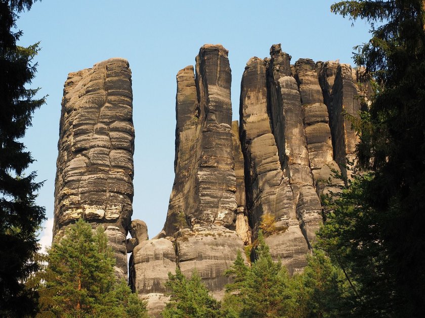 Kuriose Felsformationen erheben sich im Elbsandsteingebirge.