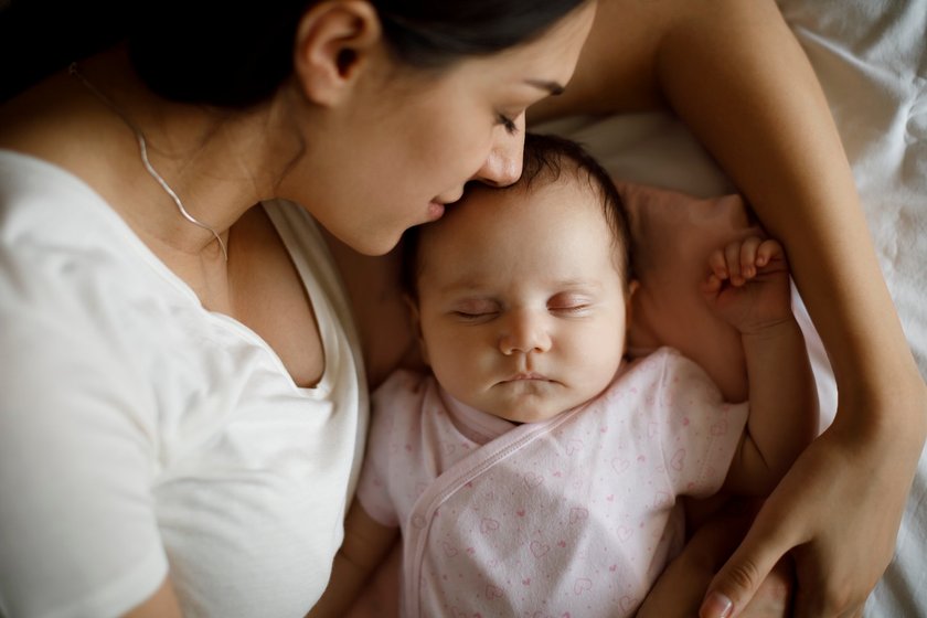 Mama und baby kuscheln