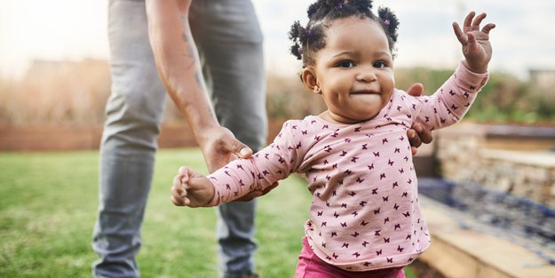 Wann laufen Babys? So unterstützt ihr euer Baby beim Laufen lernen
