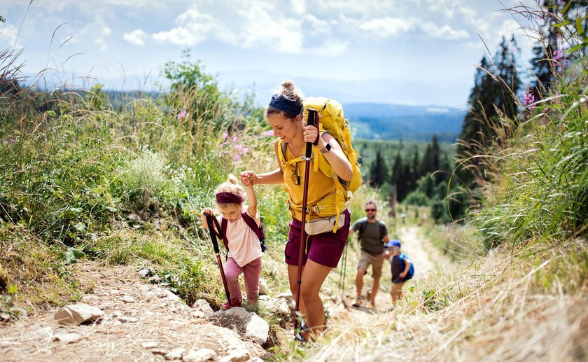 Eine Familie mit zwei kleinen Kindern geht Wandern.
