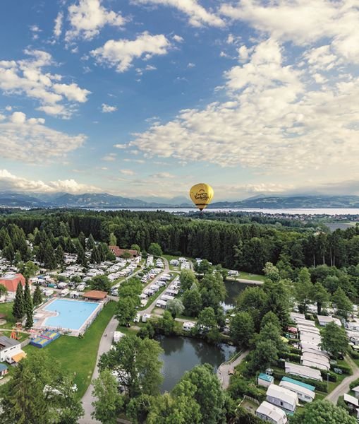 Luftbild vom Campingpark Gitzenweiler Hof mit Heißluftballon und Bodensee im Hintergrund