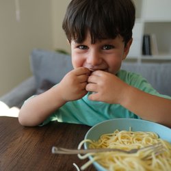 Wir Eltern dürfen durchatmen: Das "Nur Nudeln essen" liegt in den Genen