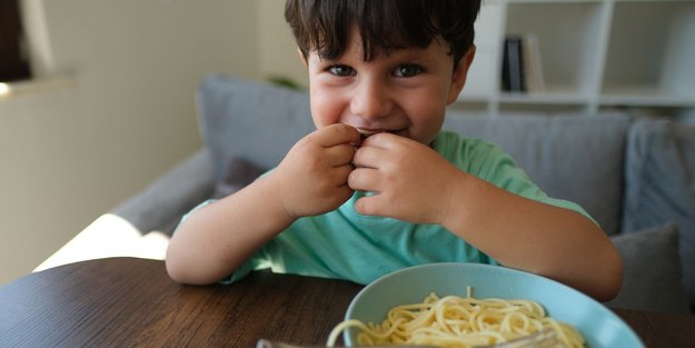 Wir Eltern dürfen durchatmen: Das "Nur Nudeln essen" liegt in den Genen