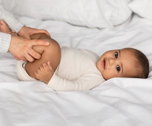 Diese 4 Massage-Griffe lindern Bauchweh bei Babys wirklich