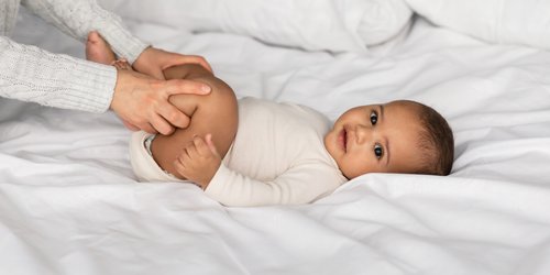 Diese 4 Massage-Griffe lindern Bauchweh bei Babys wirklich