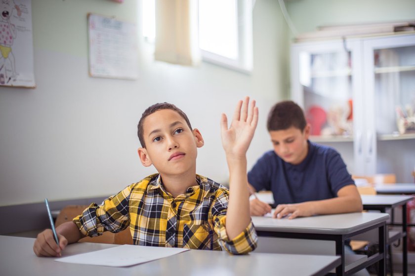 Schüler hebt Hand in der Schule