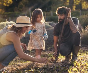 Gartenarbeit im Mai mit Kindern: Jetzt dürft ihr säen und pflanzen!